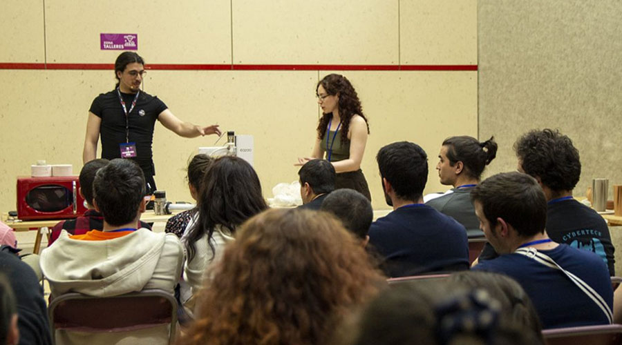 Charlas y talleres nocturnos